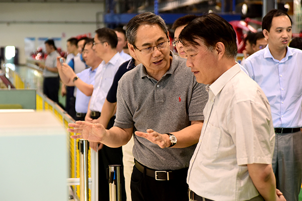 國家發(fā)改委東北振興司司長(zhǎng)周建平蒞臨新松公司參觀考察